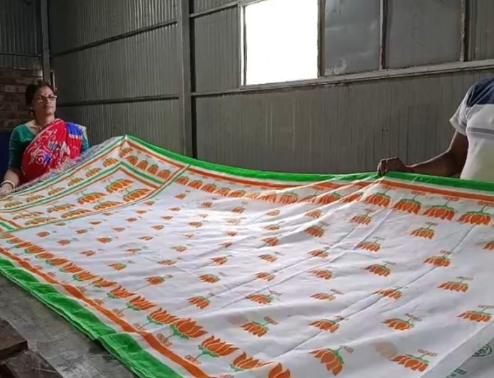 ভোটের রঙে শাড়ি! দলীয় প্রতীক-স্লোগানে চাহিদা তুঙ্গে, ব্যস্ত শান্তিপুরের তাঁত শিল্পীরা