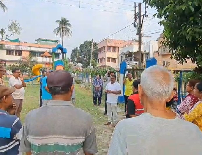 হাসির মঞ্চেই প্রচার, কল্যাণীতে লাফিং ক্লাবে তৃণমূল প্রার্থী অতীন্দ্রনাথ মণ্ডল