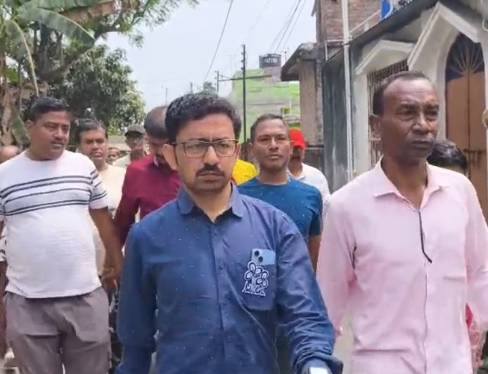 মৃতের পরিবারের পাশে শ্রীরামপুরের তৃণমূল প্রার্থী তন্ময় ঘোষ, বিজেপির বিরুদ্ধে তোপ