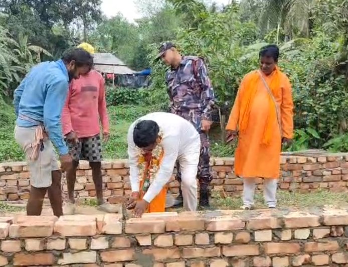 প্রচারে নেমে রাজমিস্ত্রির ভূমিকায় ঘাটালের বিজেপি প্রার্থী শীতল কপাট