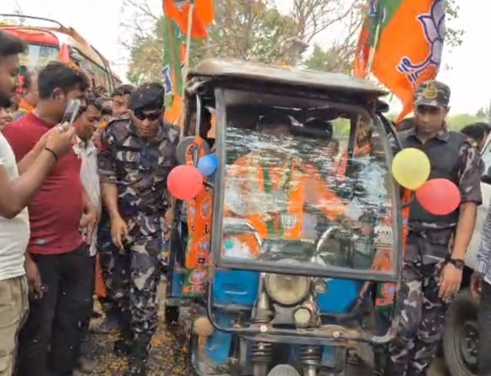 বৃষ্টিকে উপেক্ষা করে টোটো চালিয়ে ও পায়ে হেঁটে প্রচারে ঝড় তুললেন সোনামুখীর বিজেপি প্রার্থী দিবাকর ঘরামি