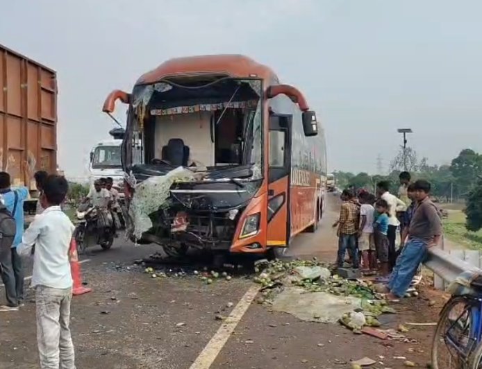 ফরাক্কায় ভয়াবহ বাস-লরি সংঘর্ষ, মৃত ২, আহত ১