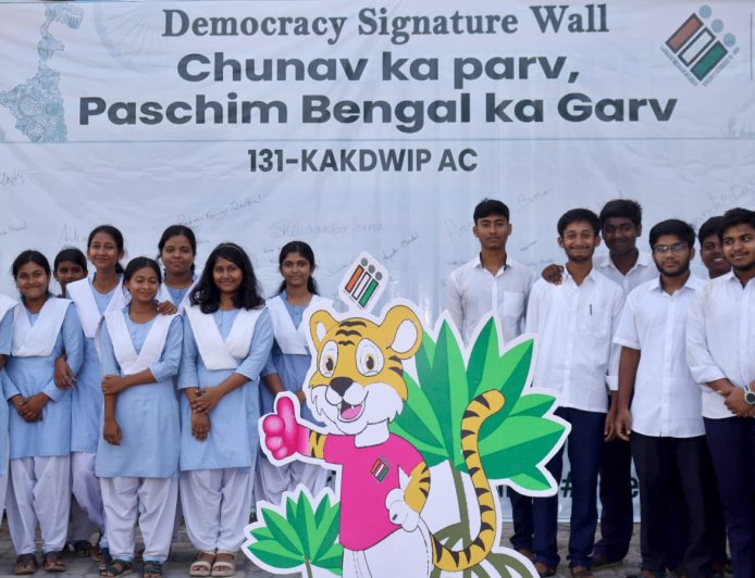 কাকদ্বীপে ভোটার সচেতনতায় 'গণতন্ত্রের স্বাক্ষর প্রাচীর' উদ্যোগ