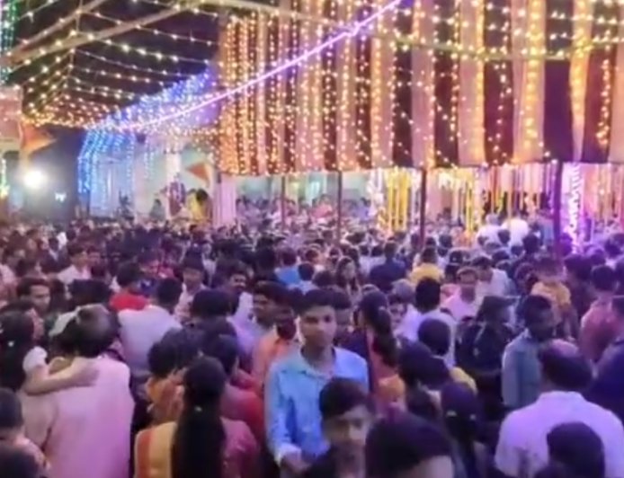 এক রাতের রহস্যময় রক্ষাকালী পুজোয় উৎসবের আবহ, বীরভূমের তাঁতিপাড়া গ্রামে ভক্তদের ঢল