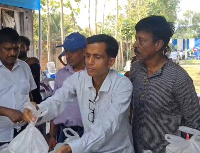 বারুইপুর উত্তরভাগে নীলকণ্ঠ পূজা উপলক্ষে মহাপ্রসাদ, ভক্তদের ঢল