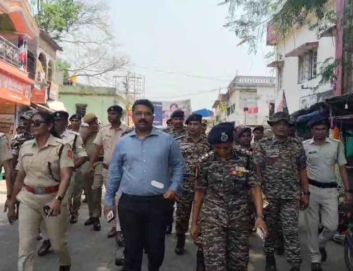 কেন্দ্রীয় বাহিনীকে নিয়ে কেশপুরে রুটমার্চ, ভোটে শান্তির বার্তা জেলা প্রশাসনের