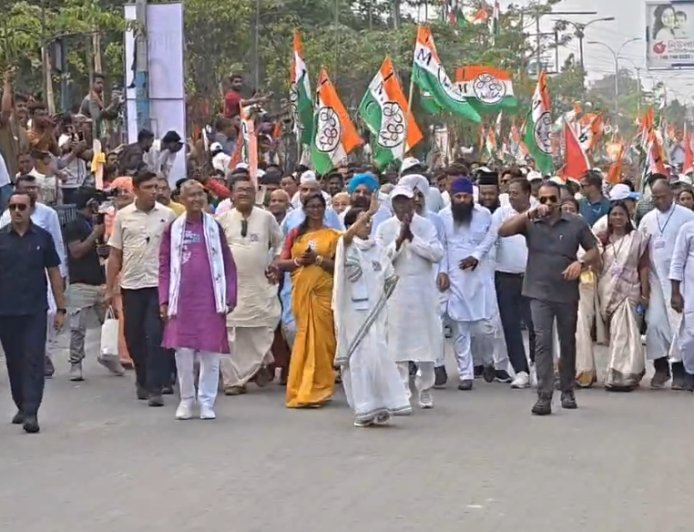 শিলিগুড়িতে মুখ্যমন্ত্রীর পদযাত্রায় জনজোয়ার, গৌতম দেবের সমর্থনে শক্তি প্রদর্শন তৃণমূলের