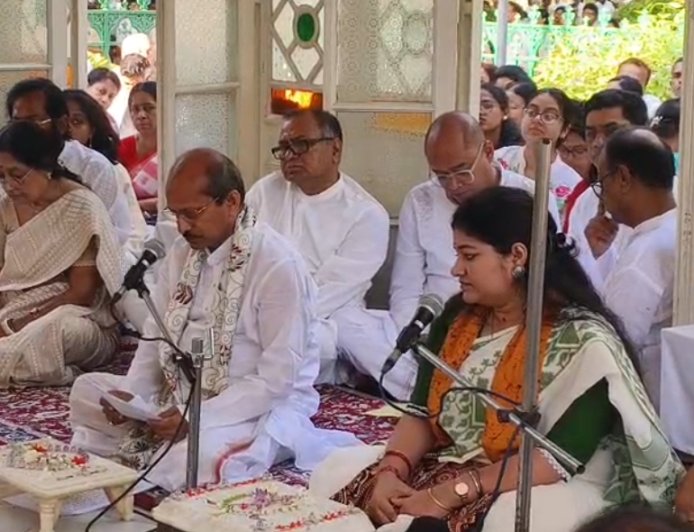 পয়লা বৈশাখে শান্তিনিকেতনে বর্ষবরণ, উপাসনা গৃহে রবীন্দ্রসংগীতে মুগ্ধ দর্শনার্থীরা