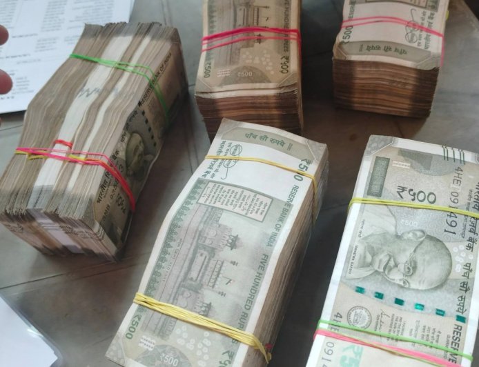 জোকায় নাকা চেকিংয়ে বিপুল নগদ উদ্ধার, চারজন আটক