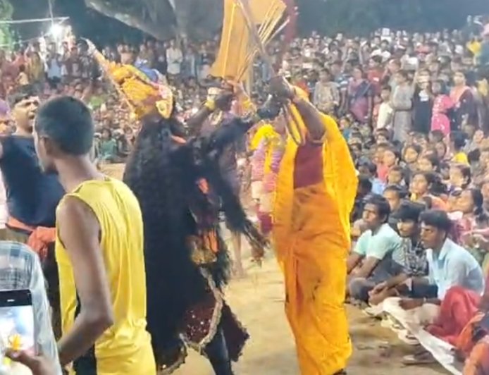 নিশিরাতে শক্তির জাগরণ! কশতলার চড়ক মেলায় রাত ৩টের শিহরণ জাগানো 'কালী নাচ'