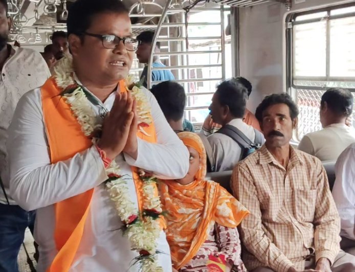 ট্রেনেই ভোটের লড়াই! ক্যানিং লাইনে প্রচারে নজর কাড়লেন বিজেপি প্রার্থী প্রশান্ত বায়েন