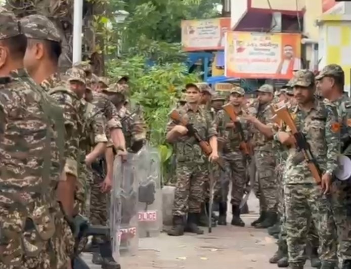 ভবানীপুরে কেন্দ্রীয় বাহিনীর রুট মার্চ, শান্তিপূর্ণ ভোটের বার্তা ডিইও-র
