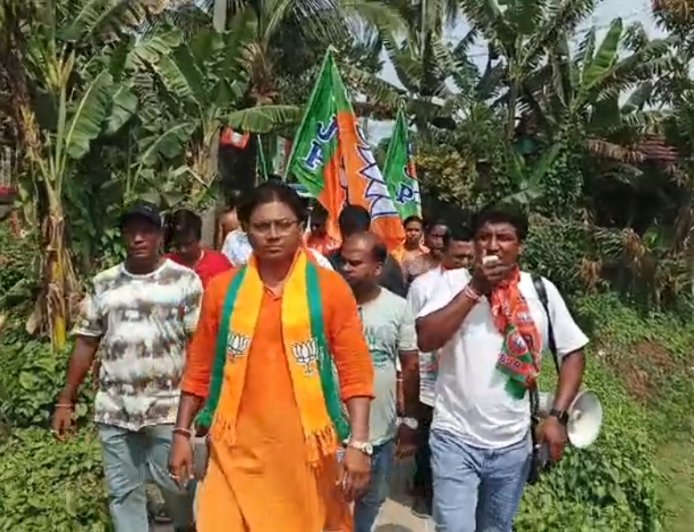 মাইক হাতে প্রচার, সঙ্গে ডেঙ্গি সতর্কবার্তা-বসিরহাটে নজর কাড়লেন বিজেপি প্রার্থী