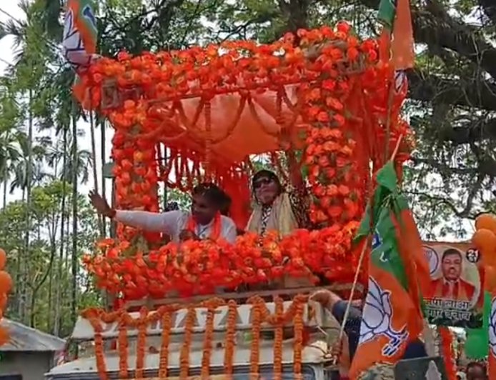 জলপাইগুড়িতে মিঠুনের রোড শোয়ে জনজোয়ার, বিজেপির শক্তিপ্রদর্শন