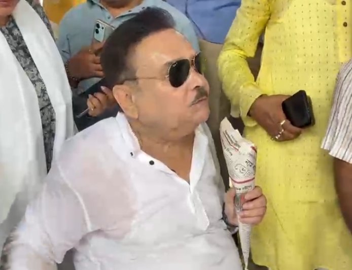 ঝাল মুড়ির ডালা গলায়, লোকাল ট্রেনে অভিনব প্রচারে মদন মিত্র