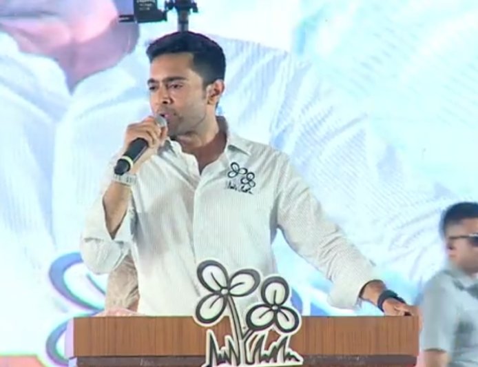 চন্দ্রকোনার জনসভা থেকে উন্নয়ন ও কৃষি ইস্যুতে কেন্দ্রকে তোেপ অভিষেক বন্দ্যোপাধ্যায়-এর