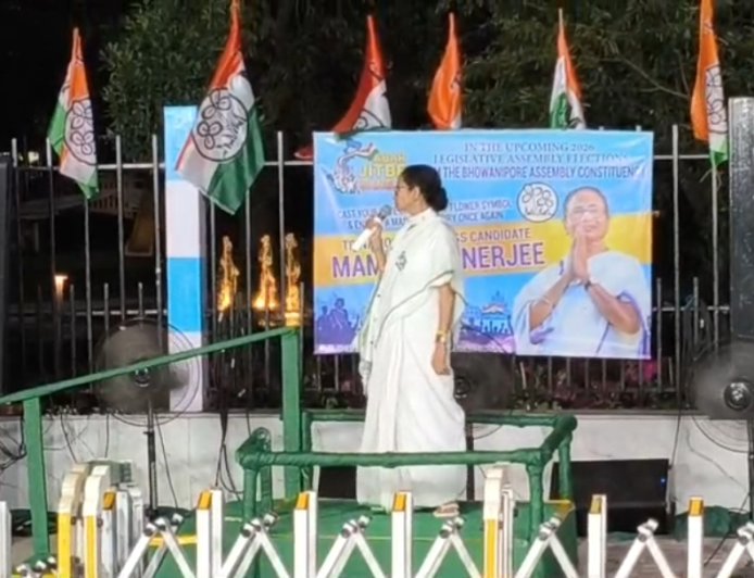 ভবানীপুরে জনসংযোগে মমতা বন্দ্যোপাধ্যায়, কেন্দ্রকে তীব্র আক্রমণ -'২ নম্বর মানেই ভিক্টোরি' বার্তা