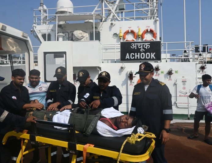 মাঝ সমুদ্রে যমে-মানুষে টানাটানি!  উত্তাল আরব সাগরে অচৈতন্য মৎস্যজীবীকে উদ্ধার করল কোস্ট গার্ডের 'আচুক'