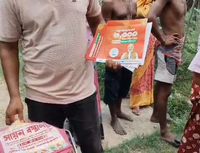 ফ্রেজারগঞ্জে বিজেপির 'অন্নপূর্ণা যোজনা'র ফর্ম নিয়ে বিজেপি-তৃণমূল বচসা