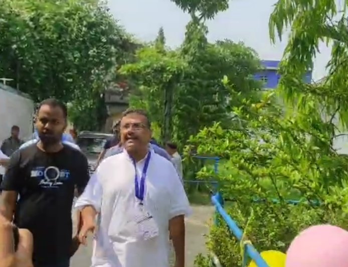 বুথে মোবাইল ব্যবহারের অভিযোগ, সরাসরি গিয়ে মহিলা BLO-কে সতর্ক করলেন শুভেন্দু অধিকারী