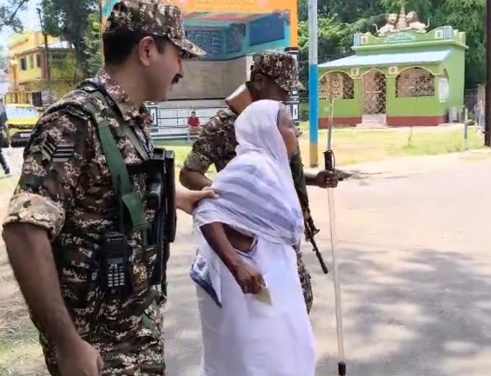 ঘাটাল-চন্দ্রকোনায় মানবিক মুখ কেন্দ্রীয় বাহিনীর, বয়স্ক ভোটারদের পাশে নজিরবিহীন উদ্যোগ