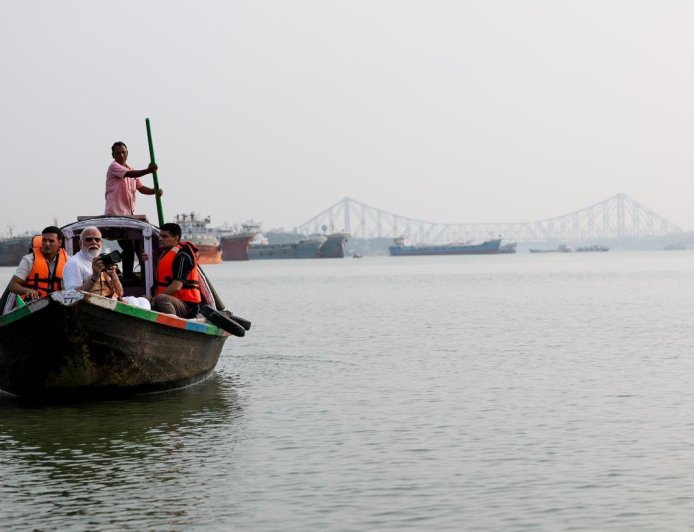 প্রচারের ফাঁকে গঙ্গাবক্ষে প্রধানমন্ত্রী, প্রিন্সেপ ও আউটরাম ঘাটে সময় কাটালেন মোদি