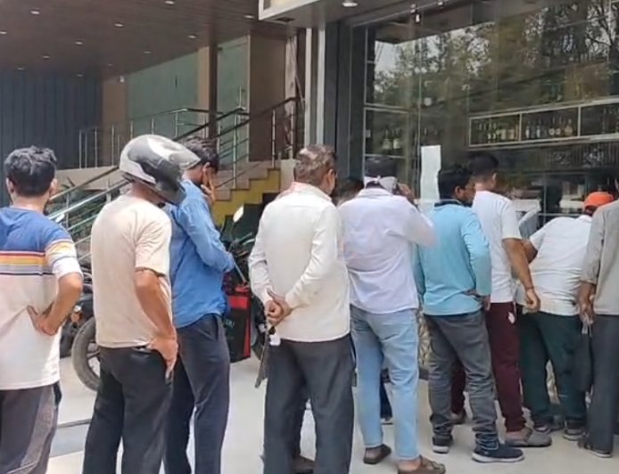 ভোটের পর খুলতেই মদের দোকানে উপচে পড়া ভিড়, কাঁকসা-সিটি সেন্টারে দীর্ঘ লাইন
