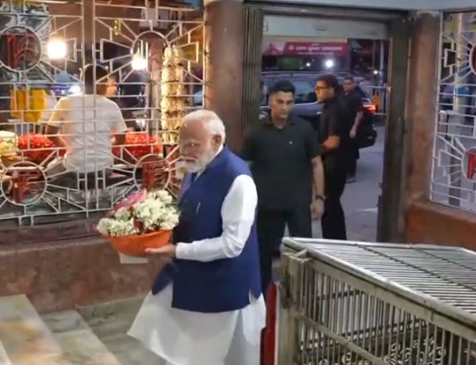 ঠনঠনিয়া কালীবাড়িতে পূজো দিলেন নরেন্দ্র মোদী, নির্বাচনী প্রচারে ধর্মীয় আবহ