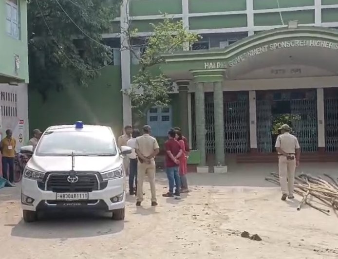 স্ট্রংরুম পরিদর্শনে জেলাশাসক, নিরাপত্তা নিয়ে মতভেদ বিজেপি-তৃণমূলের