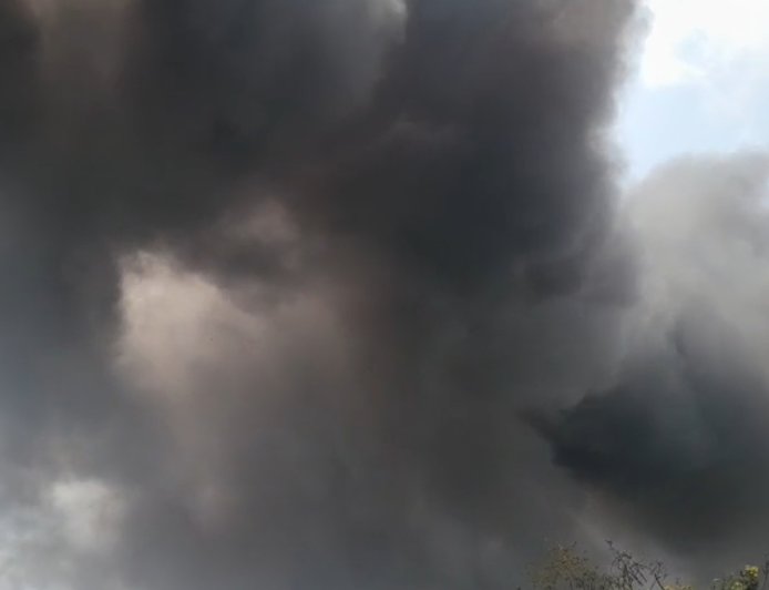 দুর্গাপুরে প্লাস্টিকের গোডাউনে ভয়াবহ অগ্নিকাণ্ড, কালো ধোঁয়ায় ঢাকল এলাকা