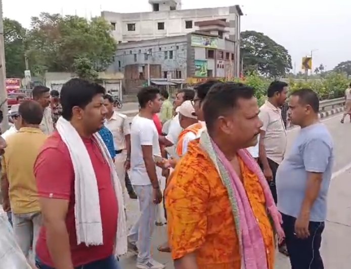 ভোট দিতে গিয়ে 'ভোট হয়ে গেছে'! ক্ষুব্ধ গাড়িচালকদের জাতীয় সড়ক অবরোধ, আত্মঘাতীর হুমকি