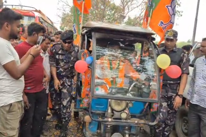 বৃষ্টিকে উপেক্ষা করে টোটো চালিয়ে ও পায়ে হেঁটে প্রচারে ঝড় তুললেন সোনামুখীর বিজেপি প্রার্থী দিবাকর ঘরামি