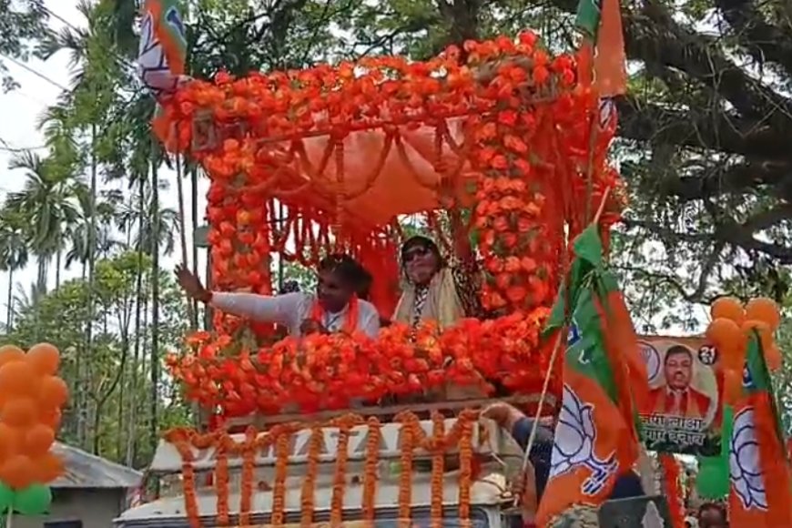 জলপাইগুড়িতে মিঠুনের রোড শোয়ে জনজোয়ার, বিজেপির শক্তিপ্রদর্শন