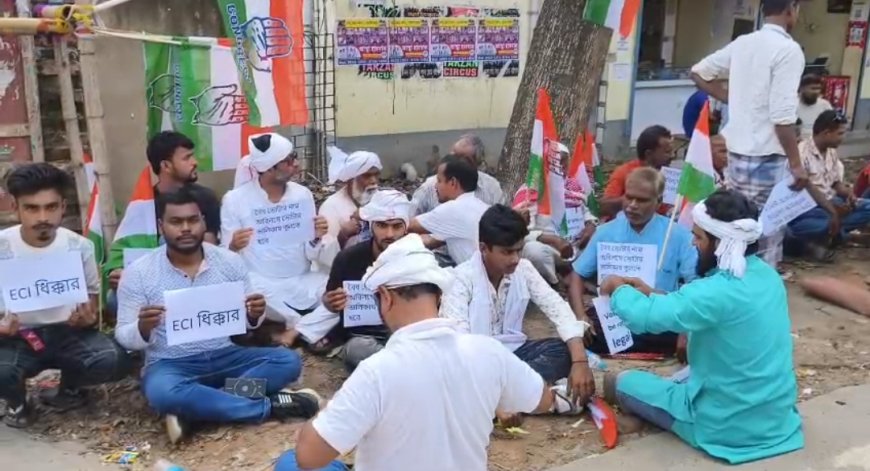 ভোটার তালিকা ইস্যুতে উত্তেজনা, মোথাবাড়িতে কংগ্রেসের ধর্না কালিয়াচক ২ বিডিও অফিসে