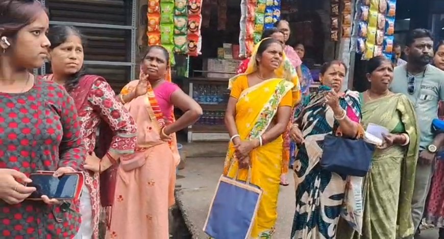 গ্যাস না পেয়ে ক্ষোভ, আশ্রমপাড়ায় লাইনে ভিড়-প্রচারে বিরতি দিয়ে পৌঁছালেন গৌতম দেব