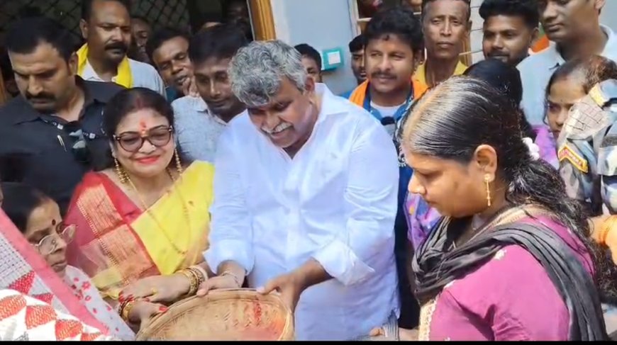 মাছের যাত্রায় নমিনেশন, বড় মাছ হাতে অভিনব প্রচারে জিতেন্দ্র তেওয়ারি