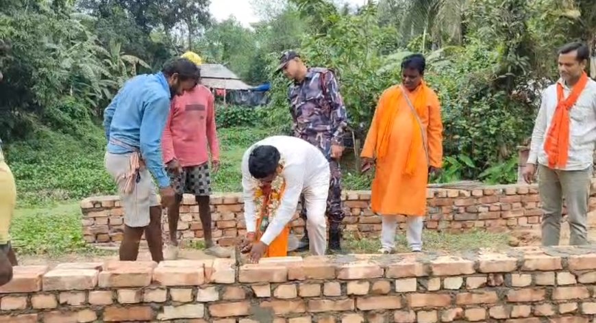 প্রচারে নেমে রাজমিস্ত্রির ভূমিকায় ঘাটালের বিজেপি প্রার্থী শীতল কপাট