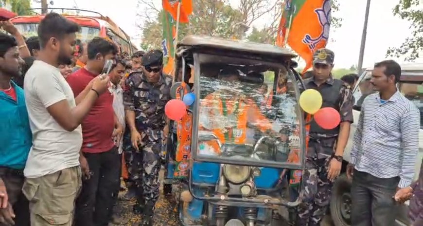 বৃষ্টিকে উপেক্ষা করে টোটো চালিয়ে ও পায়ে হেঁটে প্রচারে ঝড় তুললেন সোনামুখীর বিজেপি প্রার্থী দিবাকর ঘরামি