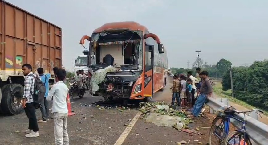 ফরাক্কায় ভয়াবহ বাস-লরি সংঘর্ষ, মৃত ২, আহত ১