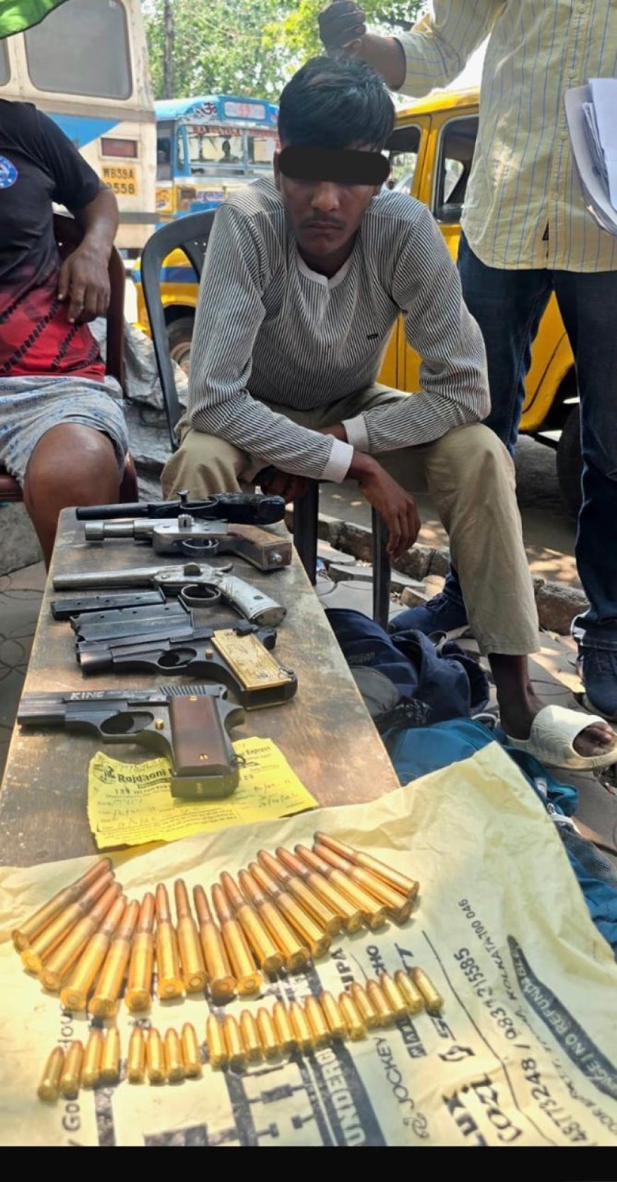 ভোটের মুখে কলকাতায় অস্ত্রভাণ্ডার উদ্ধার, স্ট্র্যান্ড রোড থেকে গ্রেফতার ১