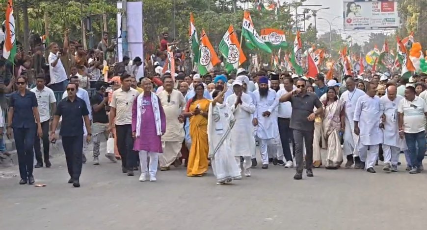 শিলিগুড়িতে মুখ্যমন্ত্রীর পদযাত্রায় জনজোয়ার, গৌতম দেবের সমর্থনে শক্তি প্রদর্শন তৃণমূলের