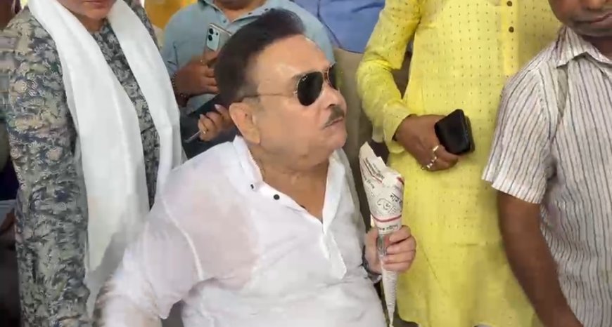 ঝাল মুড়ির ডালা গলায়, লোকাল ট্রেনে অভিনব প্রচারে মদন মিত্র