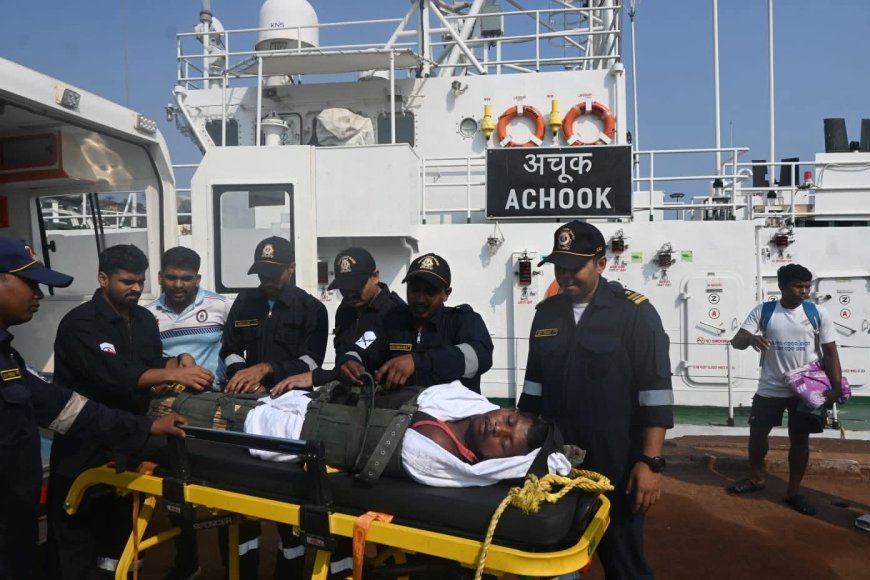 মাঝ সমুদ্রে যমে-মানুষে টানাটানি!  উত্তাল আরব সাগরে অচৈতন্য মৎস্যজীবীকে উদ্ধার করল কোস্ট গার্ডের 'আচুক'