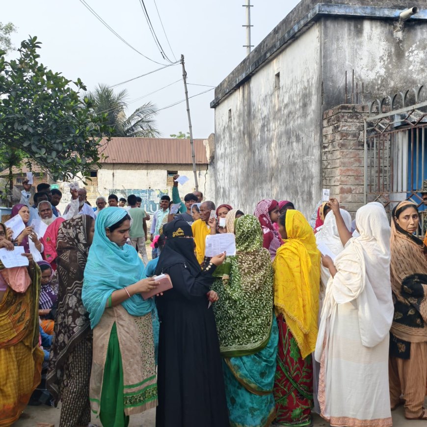 ইভিএম বিকল, বড়ঞার বদুয়া বুথে ভোটগ্রহণ শুরুতে বিলম্ব - দীর্ঘক্ষণ  লাইনে ভোটাররা