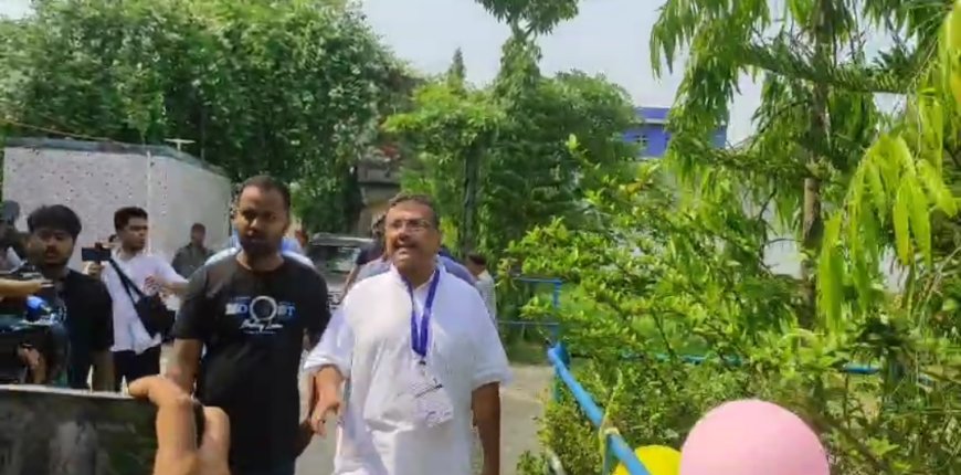 বুথে মোবাইল ব্যবহারের অভিযোগ, সরাসরি গিয়ে মহিলা BLO-কে সতর্ক করলেন শুভেন্দু অধিকারী