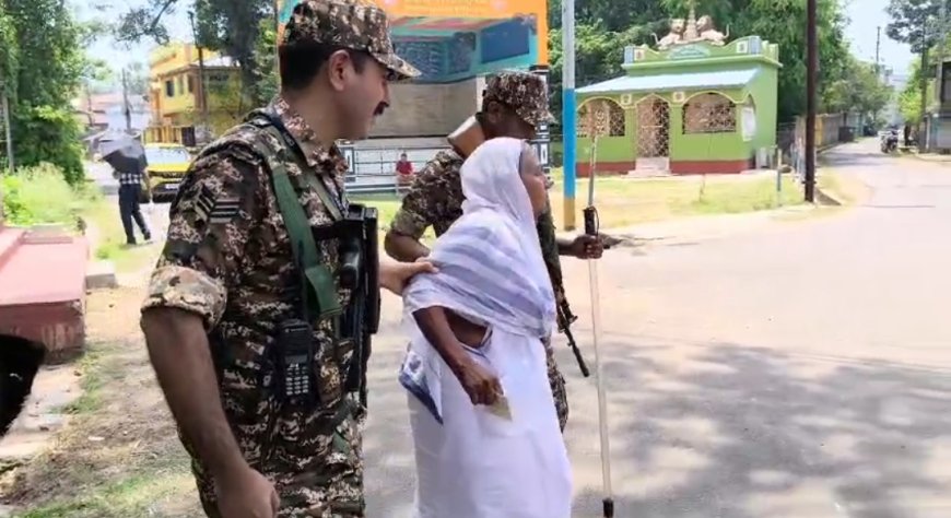 ঘাটাল-চন্দ্রকোনায় মানবিক মুখ কেন্দ্রীয় বাহিনীর, বয়স্ক ভোটারদের পাশে নজিরবিহীন উদ্যোগ