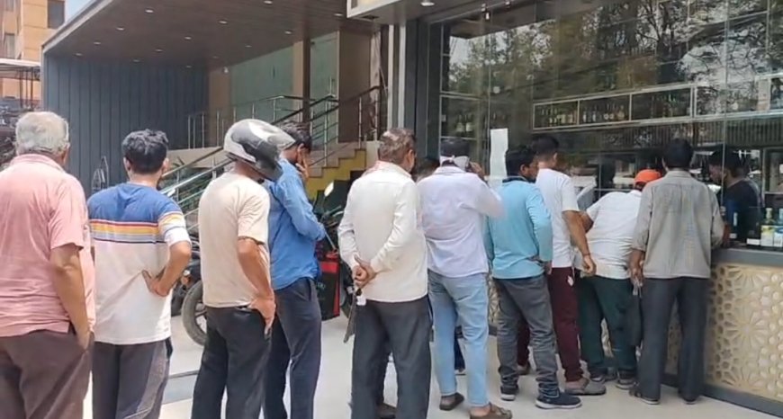 ভোটের পর খুলতেই মদের দোকানে উপচে পড়া ভিড়, কাঁকসা-সিটি সেন্টারে দীর্ঘ লাইন