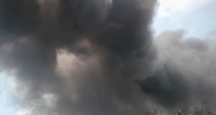 দুর্গাপুরে প্লাস্টিকের গোডাউনে ভয়াবহ অগ্নিকাণ্ড, কালো ধোঁয়ায় ঢাকল এলাকা