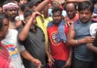 দু'মাসের বকেয়া বেতনকে কেন্দ্র করে নৈহাটি পুরসভার সামনে বিক্ষোভআরবান কর্মীদের