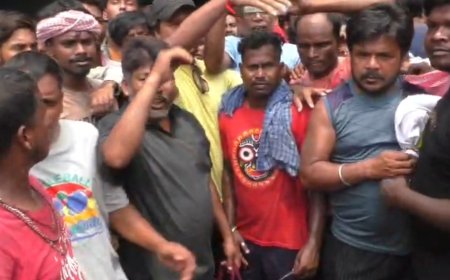দু'মাসের বকেয়া বেতনকে কেন্দ্র করে নৈহাটি পুরসভার সামনে বিক্ষোভআরবান কর্মীদের